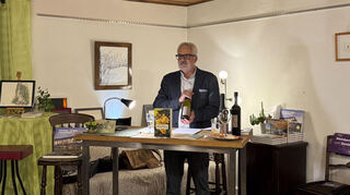 Wein- und Kulturbotschafter Uwe Ittensohn ist mit „Crime meets Wine“ zu Gast in Ketsch.