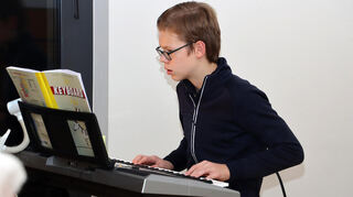 Christopher Sternberger unterhält die Gäste am Keyboard.