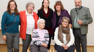 Das heutige Team des Bildungswerkes: Anna Sternberger (v.l.), Verena Seidelmann, Silke Assmann, Anne Assmann und Gründungsmitglied Peter Geng. Vorne sitzen die Gründungsmitglieder Elisabeth Czernin und Inge Fillinger.