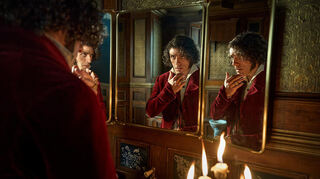 Oscar Isaac als Victor Frankenstein in dem Film „Frankenstein“.