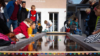 Beim Enten-Rennen beim Gemeindefest in Schwetzingen konnte man wertvolle Preise gewinnen.