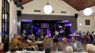 Der festliche geschmückte Rose-Saal lud zum Tanzen ein.