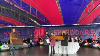 Roland Haas (v.l.), Jessica Marsh, Valerie Blunda und Pfarrerin Isabelle Schwiderski bei der Mitmachaktion im Autoscooter.