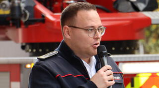 Kommandant Daniel Ernst erklärt das Vorgehen der Feuerwehr-Einsatzkräfte.