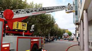 Die Drehleiter war auf der Parkstraße platziert