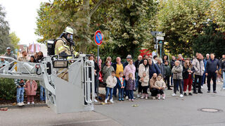 Viele Besucher schauen der Feuerwehr bei ihrem Einsatz zu.