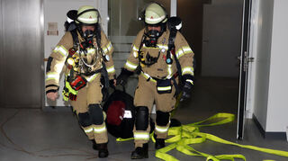 Ein Dummy fungierte als bewusstlose Person und wurde aus dem Rauch und dem Feuer gerettet.