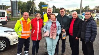 Haben sich gleich hinter der ukrainischen Grenze getroffen: Dennis Dilger (stellvertretender Bauhofleiter Oftersheim), Anke Haas (Stabsstelle Mobilität und Wirtschaft Plankstadt), Andreas Ernst (Bauamtsleiter Plankstadt) Viktoriia Pryma (Universitätsprofessorin für Handel und Wirtschaft, Kozelets), Plankstadts Bürgermeister Nils Drescher und sein Amtskollege Valentyn Bryhynets sowie Fahrer Valerii Semystrok.