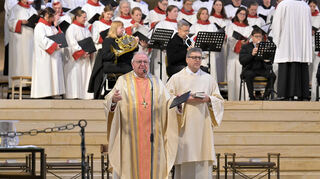 Weihbischof Otto Georgens zelebriert die Gottesdienste zum Totengedenken.