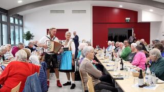 Das Duo Claudia und Gisbert Bechthold sorgt für die passende musikalische Unterhaltung.