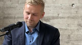 Der Kapitän ist sichtlich gerührt.