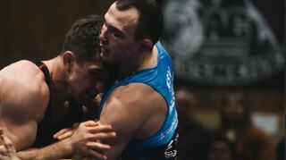Georgi Bokuchava (l.) kämpft für den KSV gegen Gagik Snjoyan.
