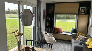 Nur die kleinsten Einheiten sind voll ausgestattet. Die größeren Häuser können auf Wunsch in Absprache mit dem Hersteller auf eigene Kosten individueller gestaltet werden.