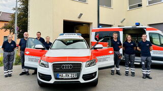 Anette Oechsler (v. l.), Martin Rubner, Florian Lauer, Angelika Ressl, Elias Grunwald, Nadja Baumann und Nils Rubner vom DRK-Ortsverein Lussheim präsentieren das neue HvO-Auto.