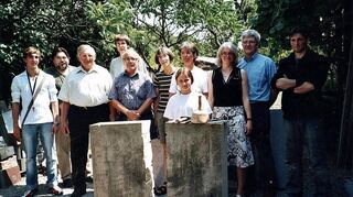 Im Jahr 2005 wurden die Zwillingsteine gespalten, um einerseits in Hockenheim, andererseits in der Gedenkstätte Neckarzimmern aufgestellt zu werden. Das Bild zeigt den Arbeitskreis Jüdische Geschichte mit dem Spender des Grabsteins Felix Conrad (5. v. l.).