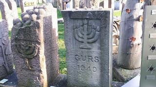 Der Hockenheimer Gedenkstein mit der Aufschrift „Gurs 1940“ ist eines von 138 Mahnmalen, die in der Gedenkstätte Neckarzimmern aufgestellt wurden. Sein Pendant ist neben dem Rathaus aufgestellt, wo die Hockenheimer Synagoge einst stand.