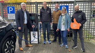 Oberbürgermeister Matthias Steffan (v. l.) präsentiert mit Ullrich Scholl, Ramón Eck, Dagny Pfeiffer und Simon Pfau präsentieren die Ladesäule in der Zeyherstraße Schwetzingen.
