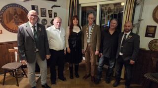 Die neuen Würdenträger: Oberschützenmeister Stefan Spitzer (v. l.), erster Ritter Wolfgang Würtz, die bisherige Schützenkönigin Sabine Kraft, neuer Schützenkönig Werner Krämer, zweiter Ritter Robert Hambsch und Schützenmeister Thorsten Kraft.