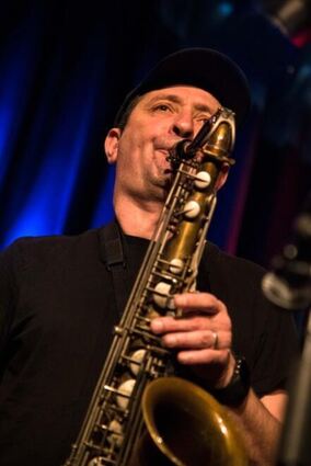 Alberto Menendez (Saxofone) steht seit Jahren für energiegeladenen, melodisch dichten Jazz.