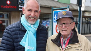 Der stellvertretende CDU-Vorsitzende Thorsten Völlmer (l.) unterhält sich mit Altstadtrat Bernhard Fuchs am Infostand.