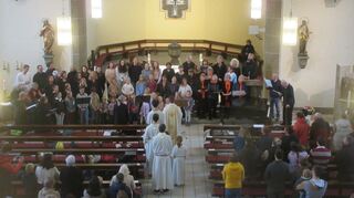 Blick in die gut gefüllte Kirche beim gemeinsamen Auftritt aller fünf Chöre, zu zum Ende des Gottesdienstes „Lobe den Herrn, meine Seele“ singen.