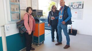 Machen Werbung für die energetische Sanierung von Altbauten in Brühl (v. l.): Birgit Sehls, Klimamanagerin der Gemeinde Brühl, sowie die Energieberater Jean-Paul Fix und Rüdiger Menz im Sanierungsmobil.