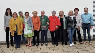 Die „Awo-Topmodels“ Hanspeter Rimmler (v. r.), Renate Hettwer, Beate Müller, Helga Bätz, Evi Berger, Sigrid Göbelt, Renate Schöner und Carmen Steiner. Inge Sieber, Ute Gund und Agnes Hermann helfen mit.
