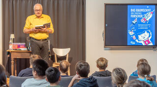 Joachim Hecker liest aus seinem Buch vor.