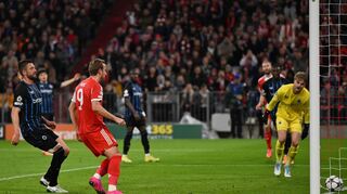 Harry Kane (M) erzielt das 2:0.