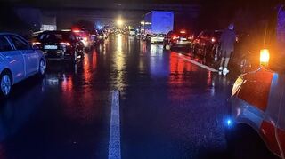 Vorbildlich ist die Rettungsgasse, damit die Einsatzfahrzeuge durchkommen.