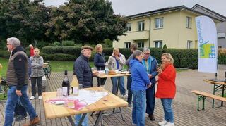 Die Freien Wähler spielten Boule und genossen Neuen Wein und Zwiebelkuchen.