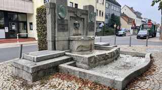 Der Jubiläumsbrunnen in der Bahnhofanlage ist seit Monaten defekt.