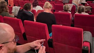 Schon vor Filmbeginn wird beim Ketscher Strickkino gewerkelt.