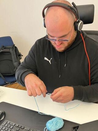 Erste Häkelversuche gehen bei Redakteur Henrik Feth noch wenig erfolgreich aus.