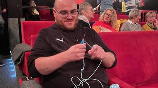 Redakteur Henrik Feth ist beim Häkel-Selbstversuch voll konzentriert bei der Sache.