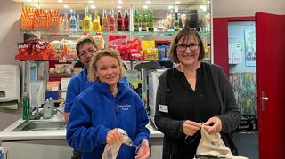 Angela Köber (v. l.), Petra Maurer und Organisatorin Annette Schwab vom Centralteam freuen sich über den Zuspruch für das Strickkino.