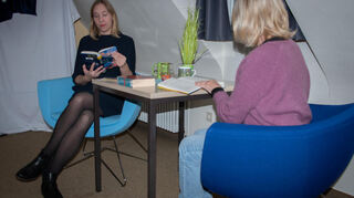 Stilles Lesen in der Oftersheimer Gemeindebücherei. Lisa Westphal (l.) hat sich zu einer Besucherin gesetzt.