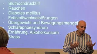 Schon während des Vortrags beantwortete der Oftersheimer Arzt Fragen der Besucher.