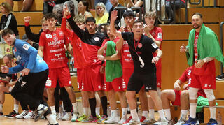 Endlich wieder jubeln: Für die HG Oftersheim/Schwetzingen läuft es in der 3. Handball-Liga alles andere als optimal. Trainer Christoph Lahme (Mitte) empfängt mit seiner Mannschaft nun den Tabellendritten.