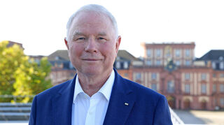 Der gebürtige Mannheimer und studierte Diplom-Kaufmann Manfred Schnabel leitet seit 1995 als Geschäftsführender Gesellschafter die expert ESCH Unternehmensgruppe in Mannheim. Daneben ist Schnabel seit vielen Jahren ehrenamtlich in der regionalen Wirtschaft aktiv.