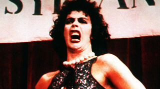 Der Schauspieler und Sänger Tim Curry spielt die Hauptrolle in dem Kultfilm „Rocky Horror Picture Show“, der am 31. Oktober im Ketscher Central gezeigt wird.