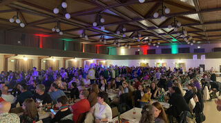 Das Publikum erscheint reichlich und in bester Laune.