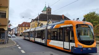 Beim Versuch für eine verkehrsberuhigte Hauptstraße geht es auch um die Frage, ob die Straßenbahn Schrittgeschwindigkeit fahren kann.