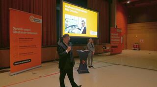 Bürgermeister Nils Drescher und Projektleiterin Gina Weippert von der Deutschen Giganetz stellen in der alten Mehrzweckhalle die Details des Plankstadter Glasfaserausbaus vor.