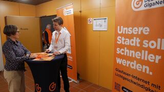 Anke Haas von der Stabsstelle Wirtschaft & Mobilität der Gemeinde im Gespräch mit einem der Medienberater der Deutschen Giganetz, die ab sofort im Ort unterwegs sind.
