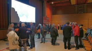 Zahlreiche Plankstadter sind in die alte Mehrzweckhalle gekommen, um sich über den Glasfaserausbau zu informieren und im Anschluss an die Präsentation eigene Fragen zu stellen.