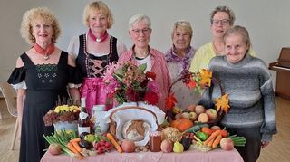 Das Helferinnenteam (v.l.) Sonja Brenner, Hannelore Sternberger, Maria Wilmers, Gerda Wahl, Judith Reinhard und Gertrud Storck am dekorativ gedeckten Erntetisch.