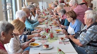 Die Gäste lassen sich bei der Erntedankfeier mit Herbstspezialitäten verwöhnen.