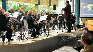 Das Ensemble beim Auftritt in der Aula der Friedrich-Schiller-Schule.