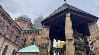 Hier sieht man die Dachkonstruktion und die geschwärzten Figuren.